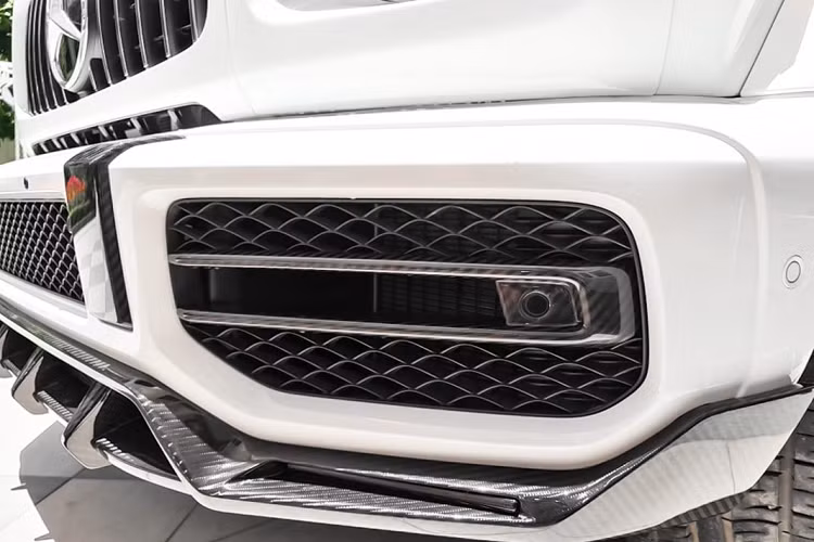 Có lẽ bởi cái tên G63 AMG đang dần trở nên phổ biến hơn nên các phiên bản đặc biệt của dòng SUV địa hình này cũng được mang về phục vụ cho những ai tìm kiếm sự độc lạ, bên cạnh đó, số ít những người chơi xe khác lại chọn cho mình phương pháp độ lại chiếc G63 AMG theo những cách mới mẻ hơn.