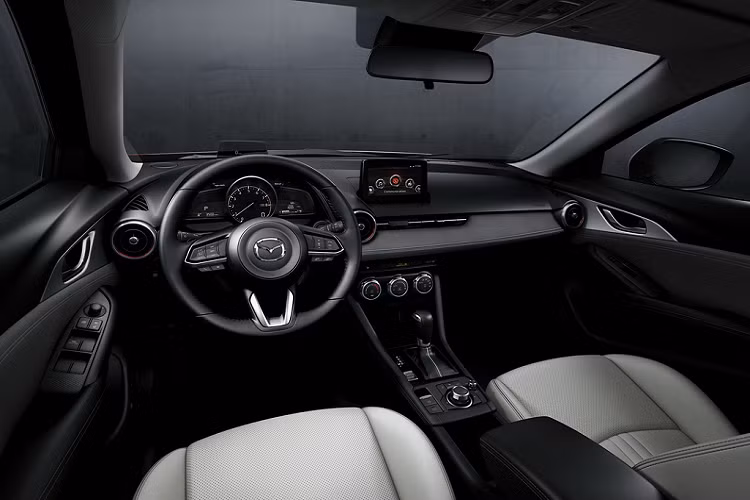 CX-3 mới vẫn giữ nguyên thiết kế bên trong khoang lái với màn hình giải trí 7 inch tương thích Apple CarPlay/Android Auto cùng hệ thống âm thanh 6 loa. Các trang bị tiện ích khác có thể kể đến như phanh điện tử, khởi động bằng nút nhấn...