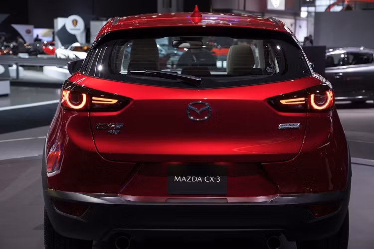 Mazda CX-3 2021 mang phong cách thể thao với bộ mâm hợp kim 16 inch, ống xả kép, cánh gió gắn trên nóc và ăng-ten dạng vây cá. Thiết kế phần đuôi hình khối giúp nổi bật chiều rộng của xe.