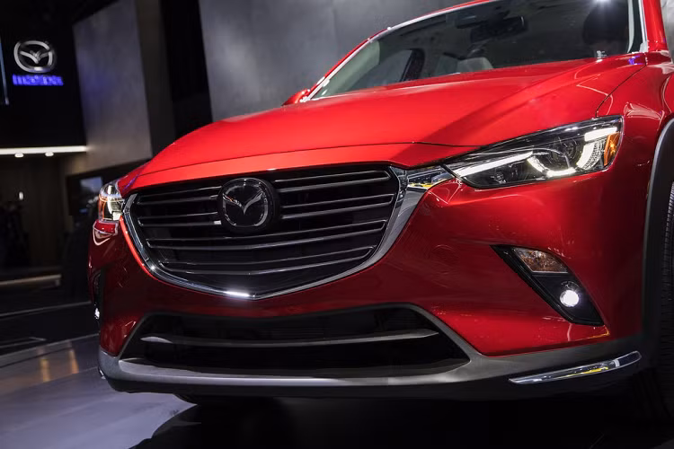 Mazda CX-3 thế hệ mới vẫn sử dụng ngôn ngữ thiết kế Kodo với lưới tản nhiệt hình ngũ giác đi cùng các thanh ngang mạ chrome, cụm đèn pha góc cạnh... Hệ thống đèn pha trên CX-3 2021 vẫn có các công nghệ như cảm biến ánh sáng, tự động điều chỉnh độ cao...