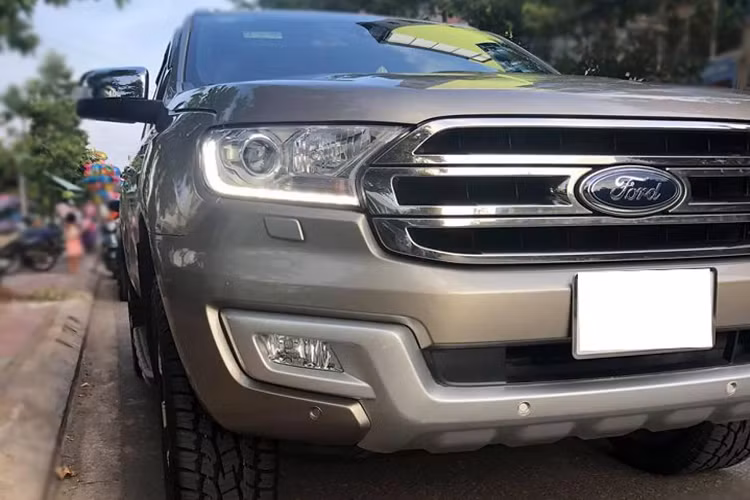 Chính vì thế, Everest phiên bản Titanium máy dầu 3.2L AT 4WD đời 2016 trở thành mẫu SUV 7 chỗ cỡ trung có giá bán tiệm cận xe cao cấp và đắt nhất trong phân khúc. Thật vậy, giá xe Ford Everest 3.2L 2016 ban đầu hơn 1,6 tỷ đồng và không phải ai cũng có đủ điều kiện kinh tế để sở hữu.