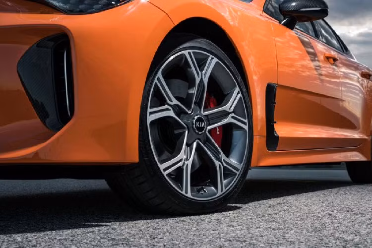Sửa đổi lớn nhất trên phiên bản này chính nằm ở khối động cơ V6 twin-turbo 3.3 lít của Stinger với lượng sức mạnh có thể sẽ tăng lên mức 380 mã và 528 Nm, vượt trội hơn 2 con số 365 mã và 510 Nm trên thế hệ cũ.