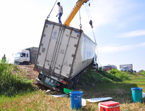 1. Container lật: 2 người kẹt trong cabin, mật ong tràn ruộng Rạng sáng 18/5, xe container chở 24 tấn mật ong chạy hướng Bắc - Nam trên quốc lộ 1A, đến địa phận thuộc xã Bình Nguyên, huyện Bình Sơn (Quảng Ngãi) bị lật nghiêng xuống ruộng sâu, cách mặt đường hơn 4m. Vụ tai nạn làm tài xế Thanh và phụ lái Hoàng mắc kẹt trong cabin, hàng trăm lít mật ong chảy tràn ra ruộng.