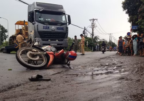 13. Va chạm với xe đầu kéo người đàn ông nhập viện khẩn Khoảng 14h30 ngày 22/5, xe đầu kéo mang BKS: 51C – 440.02 đang chạy trên đường Vành Đai hướng ra Nguyễn Xiển bất ngờ va chạm với xe máy mang BKS: 17L4 – 5498 do 1 người đàn ông (khoảng 30 tuổi) điều khiển, chạy hướng QL 1 về ngã tư Thủ Đức. Cú va chạm mạnh khiến nạn nhân ngã văng xuống đường, bất tỉnh tại chỗ.