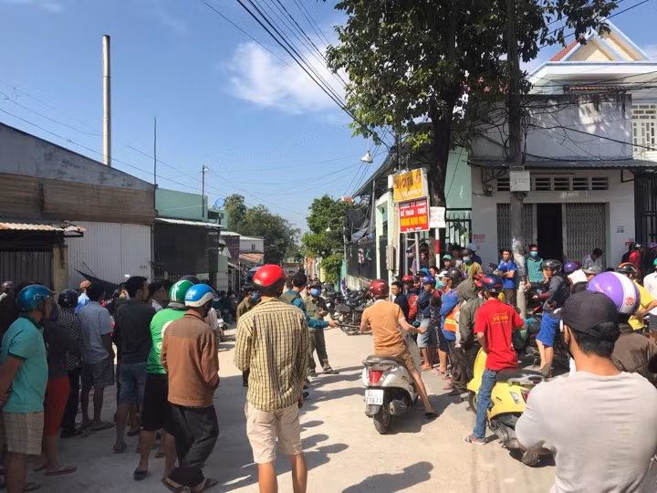 Người dân nơi đây không khỏi bàng hoàng và ám ảnh khi phát hiện chiếc đầu trong thùng rác.