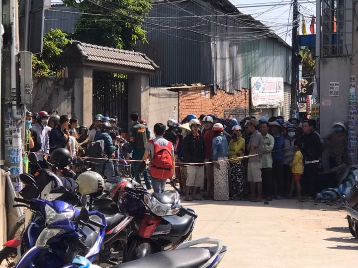 Rất đông người dân tụ tập xem công tác khám nghiệm hiện trường vụ chặt đầu người, phân xác ra thành nhiều phần.