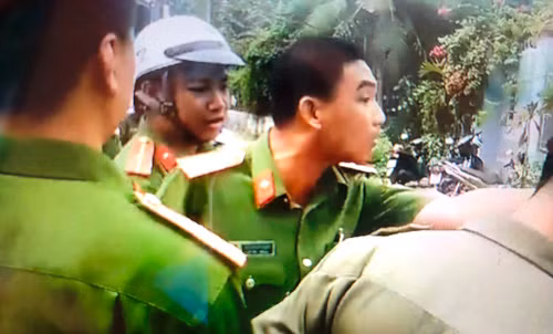 Xon xao clip thieu ta Cong an doi coi canh phuc “tay doi” voi dan