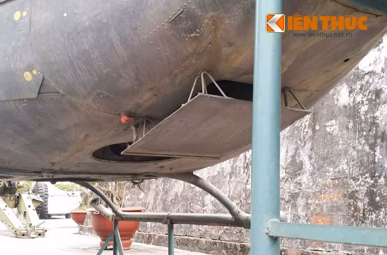 UH-1 có 5 thùng nhiên liệu mềm (đạn bắn xuyên qua tự bịt kín), hai trong số đó được gắn dưới sàn cabin và ba thùng được gắn phía sau truyền động.