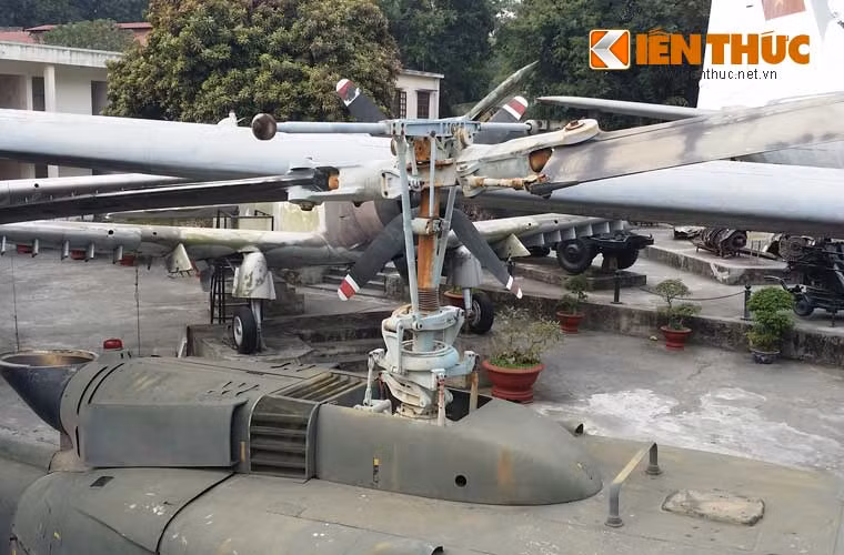 Thành phần vận động của UH-1H bao gồm động cơ, hộp số, cánh quạt chính, cánh quạt đuôi, hộp số 42 độ và 90 độ. Sự truyền động là một cản trở làm giảm tốc độ quay của cánh quạt xuống còn 324 vòng/phút. Nó dùng cánh quạt 2 lá (thay vì 5 lá của Mi-8/17) tuy được coi là tiết kiệm đáng kể không gian nhưng lại làm tăng độ rung lên.