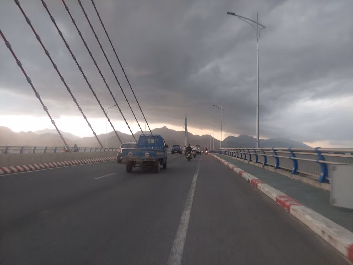 Hòa Bình khẩn trương di dời hộ dân có nguy cơ bị sạt lở - Hình 2 Hoa Binh khan truong di doi ho dan co nguy co bi sat lo-Hinh-2