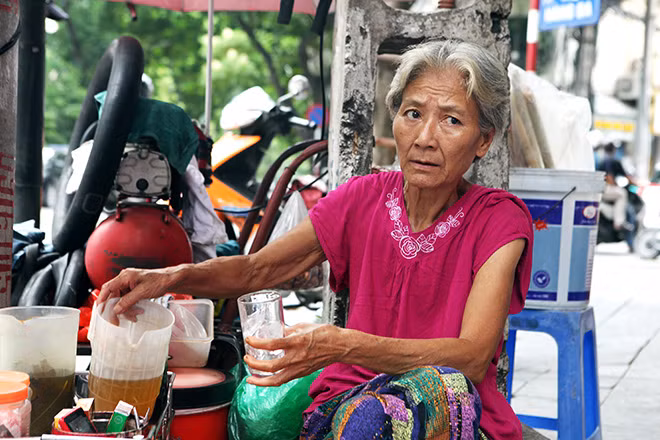 Trên phố Thủ đô, không khó bắt gặp những hình ảnh người già, tóc bạc phơ vẫn miệt mài mưu sinh. Từ bán nước ven đường...