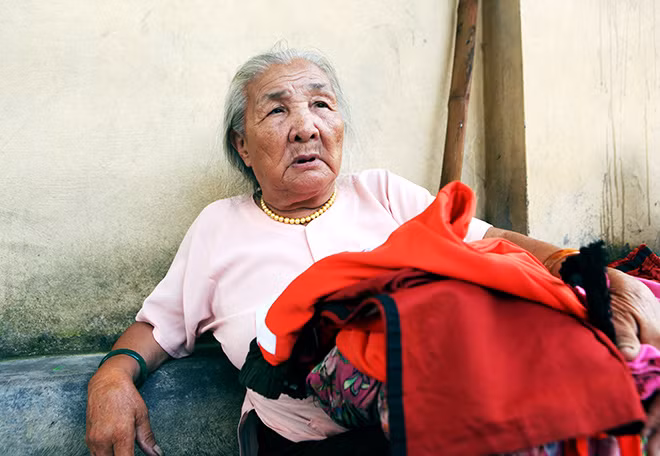 Sống lang thang ở Hà Nội từ ngày còn trẻ, cụ Nguyễn Thị Ái Liên (SN 1932) hằng này bán quần áo dạo ở gần bốt Hàng Đậu, tối về ngủ ở chợ Đồng Xuân, cụ tâm sự: "Tôi quê Hải Phòng nhưng bỏ đi 50 năm nay, bố mẹ đã qua đời hết, giờ chỉ có anh em họ ở quê. Trước kia làm thuê, già tôi chuyển qua bán quần áo dạo".