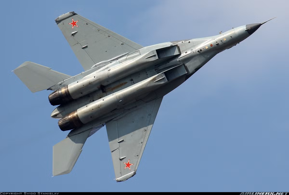 Tiêm kích MiG-35 sở hữu hệ thống vũ khí mạnh hơn cả dòng MiG-29 với tải trọng đến 7 tấn cho phép triển khai nhiều loại tên lửa không đối không, không đối đất và cả bom dẫn đường. Trong nhiệm vụ không đối không, MiG-35 có thể triển khai tối đa 4 tên lửa tầm trung - xa R-27; tối đa 8 tên lửa tầm ngắn R-73 hoặc R-74; tối đa 8 tên lửa tầm trung dẫn đường radar chủ động R-77. Trong nhiệm vụ không đối đất, MiG-35 có thể triển khai tối đa 4 tên lửa hành trình Kh-31A/P hoặc 4 tên lửa không đối đất tầm ngắn Kh-29T/L cùng các loại bom dẫn đường. Nguồn ảnh: Airlines.net