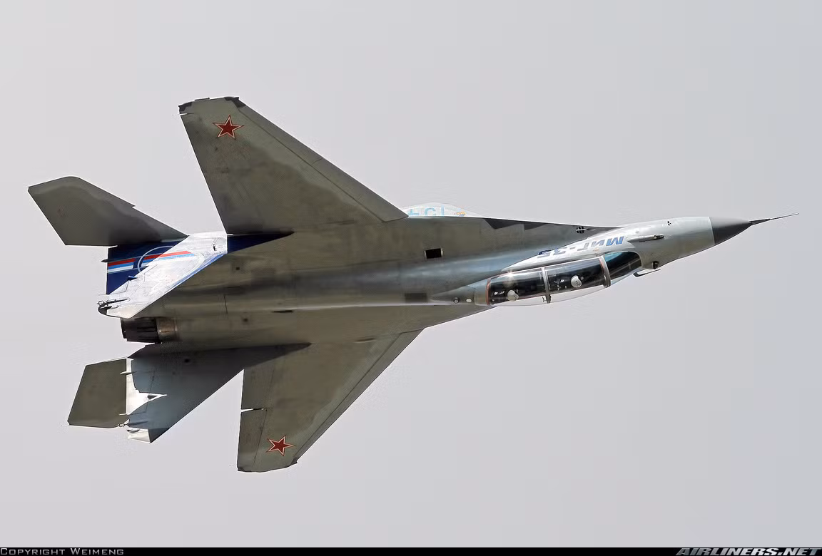 Tiêm kích siêu âm MiG-35 dài 17,3m, cao 4,7m, sải cánh 12m, trọng lượng rỗng 11 tấn, trọng lượng cất cánh tối đa 29,7 tấn. Tuy được phát triển dựa trên dòng MiG-29, tuy nhiên MiG-35 vượt trội hơn hẳn về hệ thống điện tử, radar, vũ khí, khả năng cơ động…. Nguồn ảnh: Airlines.net