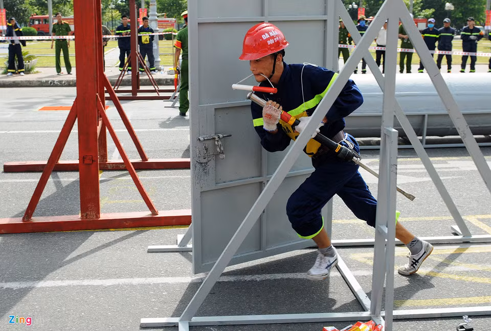 Các chiến sĩ "trổ tài" phá ổ khóa cửa nhanh, gọn vào bên trong nhà ở, công trình cứu người. Theo nhiều cảnh sát, thời gian cứu hộ, cứu nạn được tính theo "Giây vàng, phút vàng, giờ vàng" với phương châm cứu người càng sớm càng tốt.
