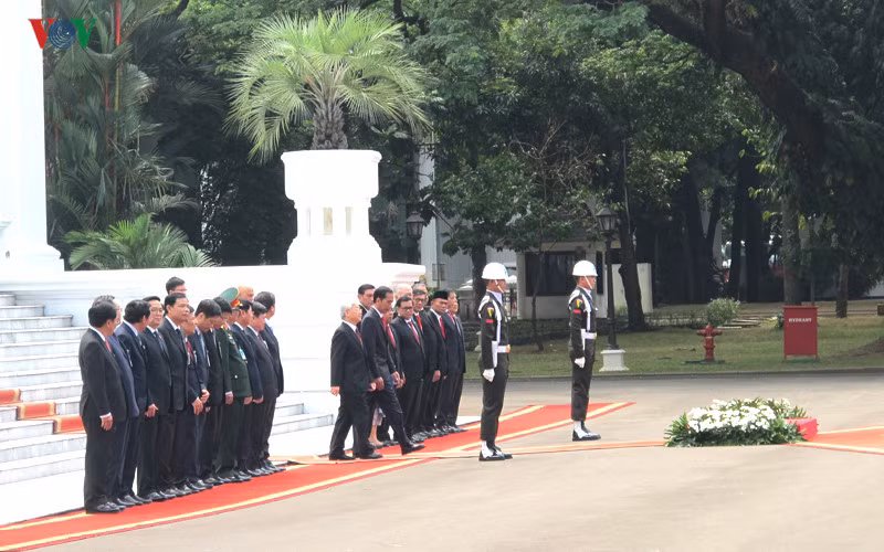 ...và mời Tổng Bí thư Nguyễn Phú Trọng bước lên bục danh dự. Quân nhạc cử Quốc thiều hai nước. Cùng lúc đó hàng loạt phát đại bác rền vang chào mừng Tổng Bí thư và Đoàn đến thăm.