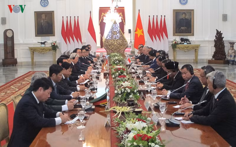 Tại cuộc hội đàm, Tổng thống Joko Widodo nhiệt liệt chào mừng Tổng Bí thư Nguyễn Phú Trọng và Đoàn đại biểu cấp cao Việt Nam thăm chính thức Cộng hòa Indonesia, khẳng định chuyến thăm là sự kiện có ý nghĩa lịch sử, sẽ tạo dấu mốc quan trọng, góp phần tăng cường tin cậy chính trị, củng cố quan hệ hữu nghị, thúc đẩy hợp tác thực chất, tạo lập bước phát triển mới, làm sâu sắc hơn quan hệ Đối tác chiến lược giữa hai nước.