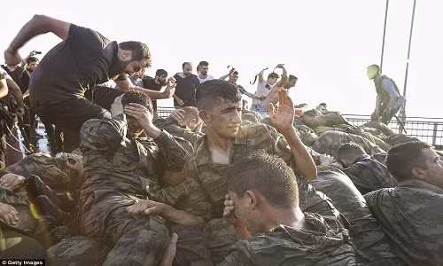 Tổng thống Thổ Nhĩ Kỳ Tayyip Erdogan thề sẽ trả thù sau cuộc nổi dậy đẫm máu hôm 15/7. Ảnh: Hàng trăm binh sĩ nổi dậy đầu hàng trên cây cầu Bosphorus sau khi cuộc đảo chính ở Thổ Nhĩ Kỳ thất bại.