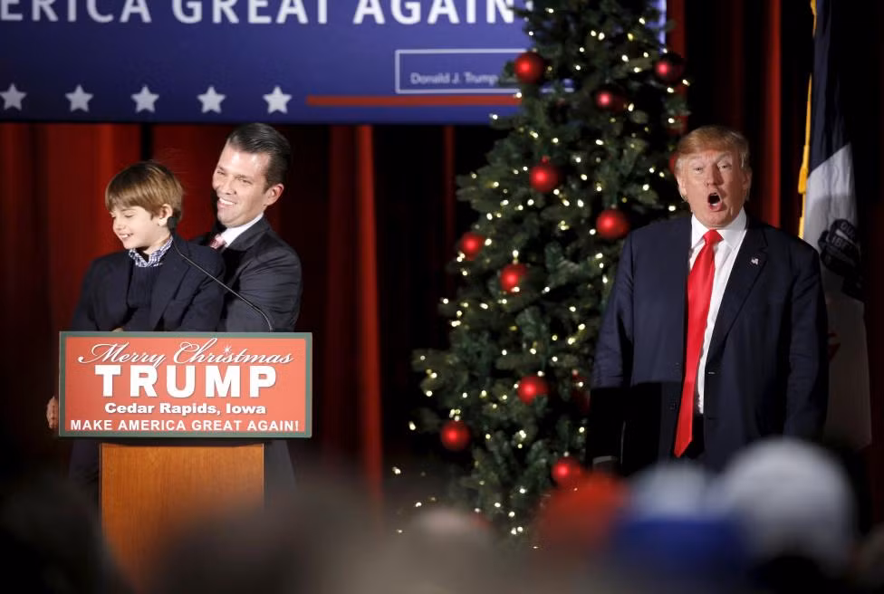 Phản ứng hài hước của ông Trump tại sự kiện tranh cử ở Cedar Rapids, bang Iowa, ngày 19/12/2015 sau câu nói của cháu trai, Donnie (6 tuổi). Trong lúc đó, Donald Trump Jr. bế Donnie khỏi bục phát biểu trên khán đài.