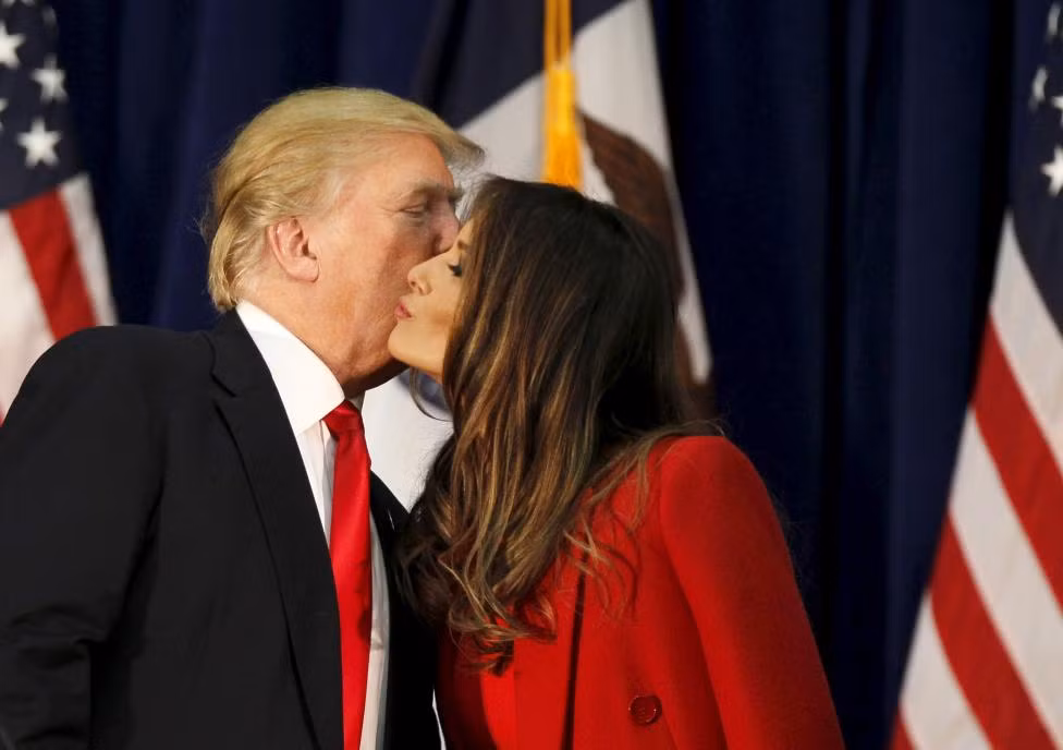 Tỷ phú Trump hôn người vợ xinh đẹp, Melania, khi phát biểu trong chiến dịch vận động tranh cử ở Waterloo, bang Iowa, ngày 1/2/2016.