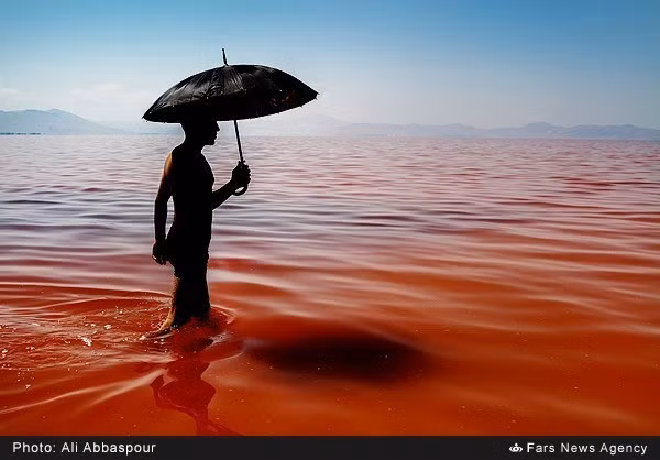  Hồ nước Urmia ở Iran chuyển màu kỳ lạ do hiện tượng tự nhiên có tên là thủy triều đỏ.