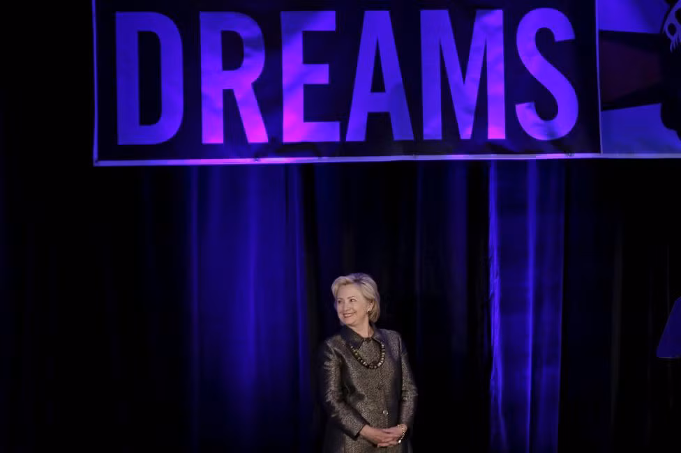 Cựu Ngoại trưởng Mỹ Clinton chuẩn bị phát biểu tại hội nghị về vấn đề nhập cư năm 2015 ở Brooklyn, thành phố New York, ngày 14/12/2015.