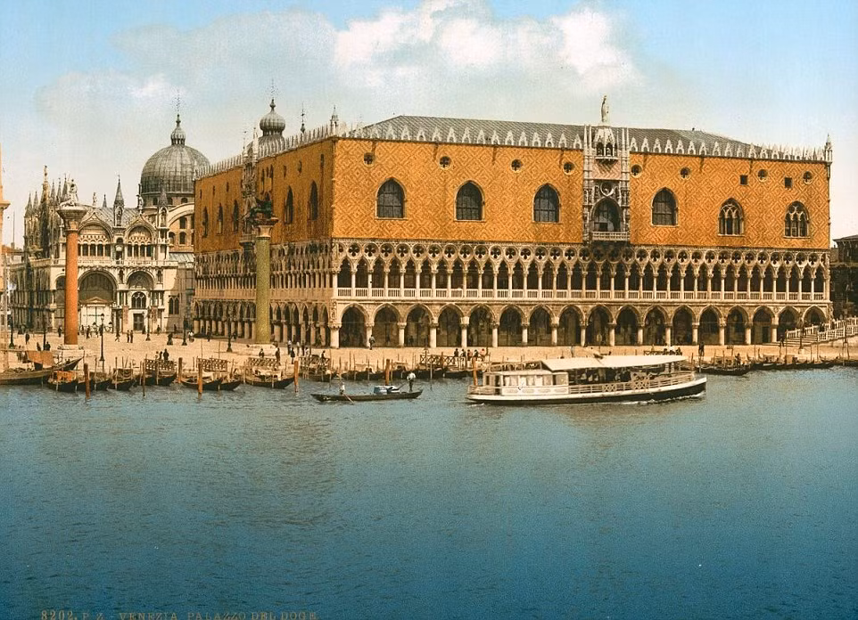 Cung điện Doge tọa lạc ở quảng trường St Mark.