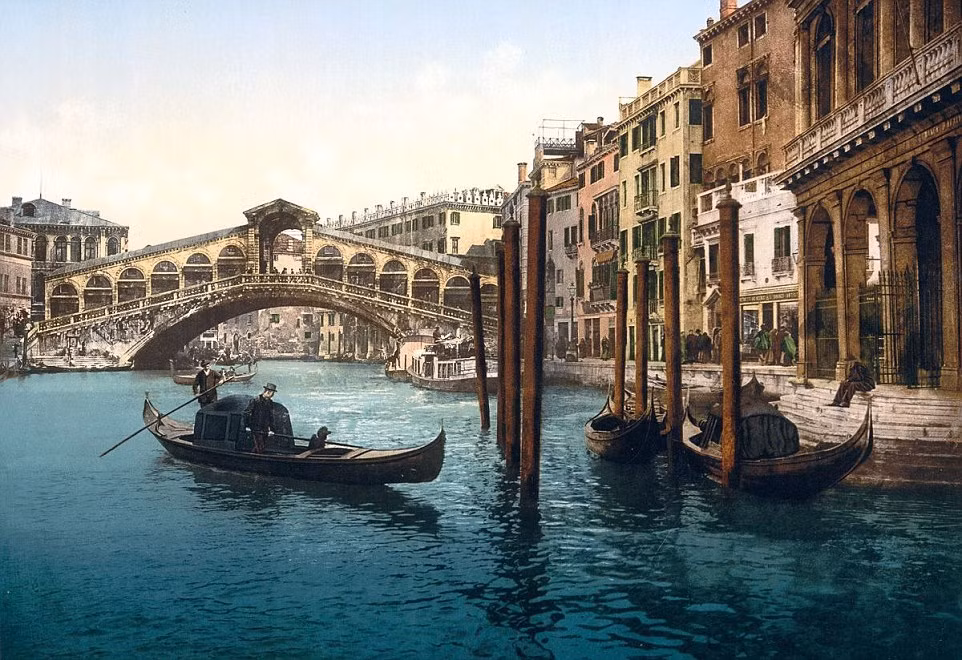 Cây cầu Rialto nhìn từ kênh đào Grand Canal.