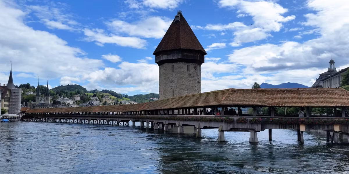 Cầu Kapellbrucke là một trong những địa điểm du lịch nổi tiếng nhất Thụy Sĩ.