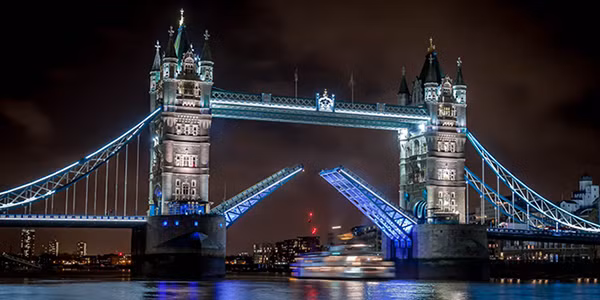 Cầu tháp nổi tiếng thế giới ở London (Anh) trông giống như một “lâu đài nổi” trên sông Thames.
