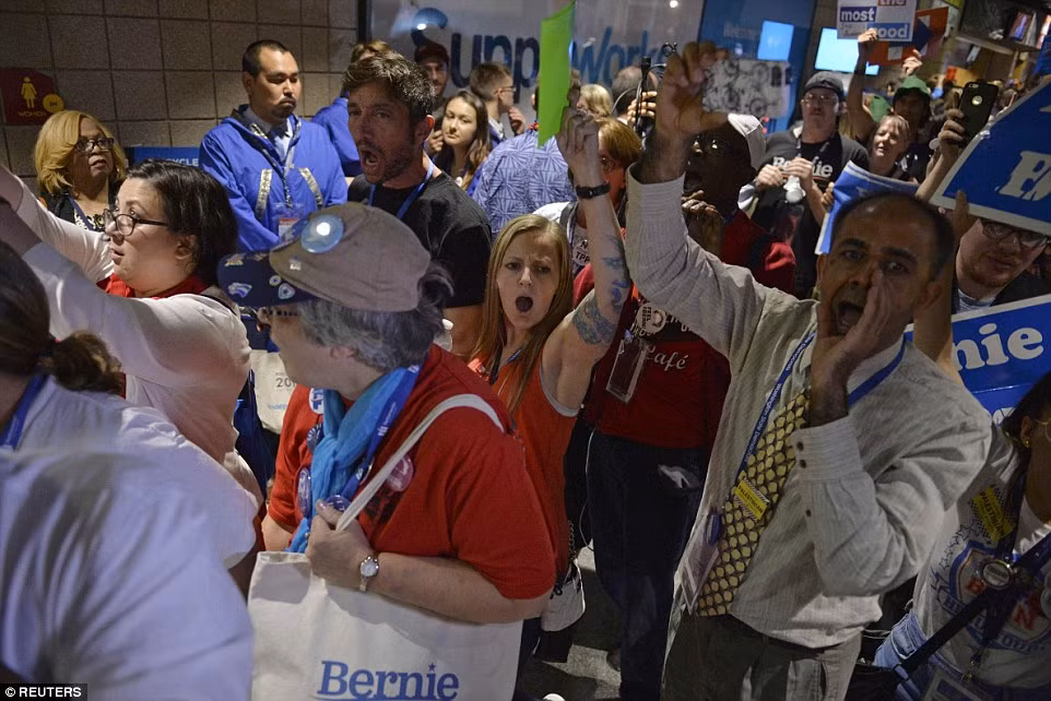 Những người ủng hộ ông Sanders la ó khi rời trung tâm Wells Fargo. Họ tỏ ra tức giận với kết quả kiểm phiếu.