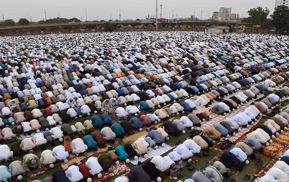 Người dân Hồi giáo Pakistan cầu nguyện tại một nhà thờ ở Karachi, kết thúc tháng Ramadan.