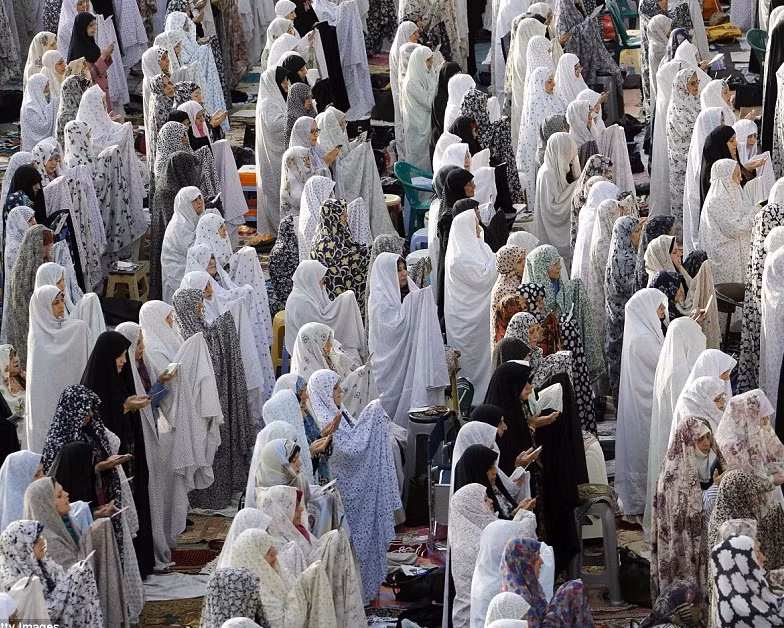Những người phụ nữ ở Iran cầu nguyện trong dịp lễ Eid al-Fitr ở phía tây Tehran.