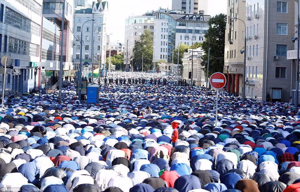 Tại Nga, các tín đồ đổ ra đường phố thủ đô Moscow sau khi nhà thờ hết chỗ trống.