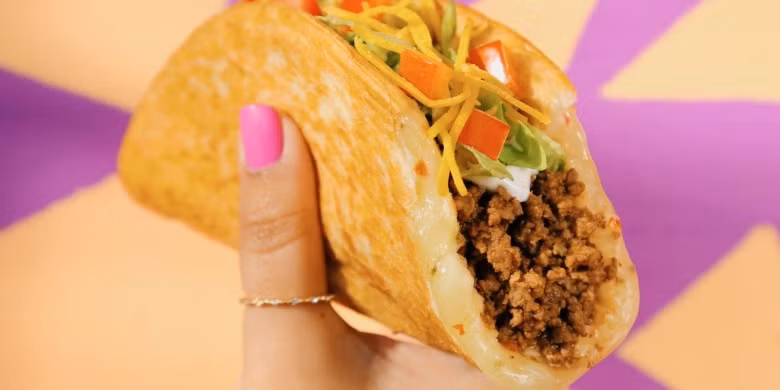 Một phụ nữ ở Louisville (Mỹ) đã mua đồ ăn nhanh ở cửa hàng Taco Bell/KFC làm bữa tối cho gia đình. Khi ăn tối, cô và gia đình rất sốc và tức giận khi phát hiện trong đồ ăn dính... máu. Nguyên nhân là do trong lúc chế biến đồ ăn, nhân viên nhà hàng đã bất cẩn làm chảy máu tay khiến máu dính vào thực phẩm.