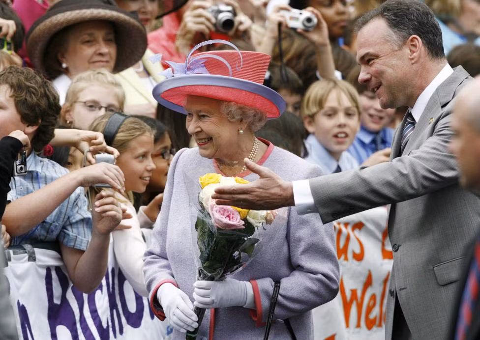 Thống đốc Tim Kaine dẫn đường cho Nữ hoàng Elizabeth II ở Richmond, bang Virginia, vào ngày đầu tiên trong chuyến thăm Mỹ của bà hôm 3/5/2007.