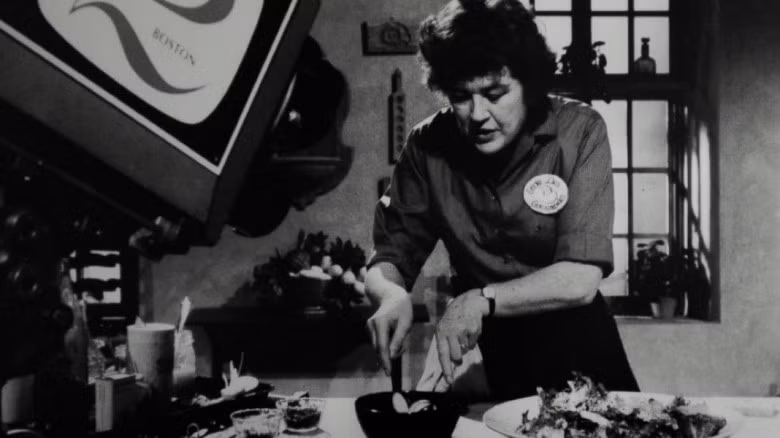 Nữ đầu bếp Julia McWilliams (Julia Child) làm việc cho CIA trong thời gian Chiến tranh Thế giới thứ II.