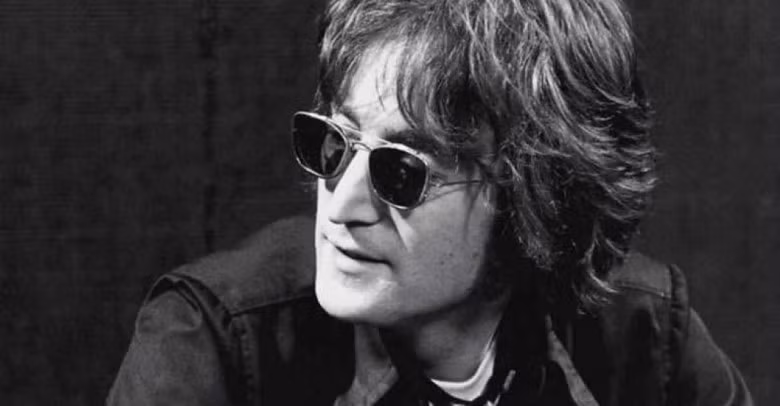Cục Điều tra Liên bang Mỹ (FBI) đã theo dõi John Lennon, cựu thành viên ban nhạc The Beatles vì John từng bị coi là một mối đe dọa đối với lợi ích quốc gia. Tuy nhiên, FBI không phát hiện bất kỳ điều gì khả nghi đối với John nên nam ca sĩ đã được đưa ra khỏi danh sách theo dõi của FBI. Vài năm sau đó, vào năm 1980, John Lennon bị ám sát bên ngoài căn hộ của anh ở thành phố New York.