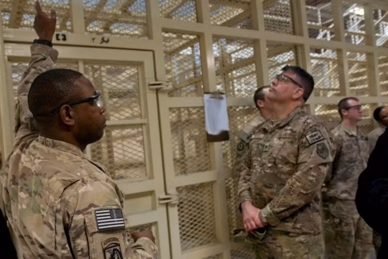 Mỹ có những nhà tù giam giữ tù nhân Afghanistan. Một phóng viên AP từng tiết lộ rằng, Bộ Chỉ huy tác chiến đặc biệt liên hợp (JSOC) “giấu” khoảng 20 nhà tù Afghanistan. Thông tin về việc tù nhân bị tra tấn, lạm dụng trong những nhà tù Afghanistan này xuất hiện đã gây sốc dư luận.
