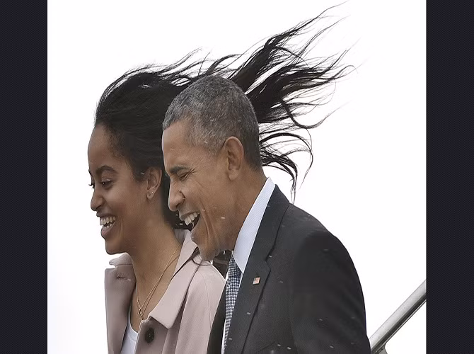 Malia cùng bố, Tổng thống Obama, bước xuống chiếc Không lực Một tại sân bay quốc tế Chicao O’Hare ngày 7/4/2016.