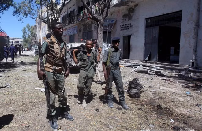 Cảnh sát Somalia tại hiện trường vụ đánh bom xe khiến 5 người thiệt mạng ở ngoại ô Mogadishu ngày 11/4. Tình trạng vô chính phủ biến Somalia thành "thiên đường" cho các tổ chức khủng bố lộng hành.