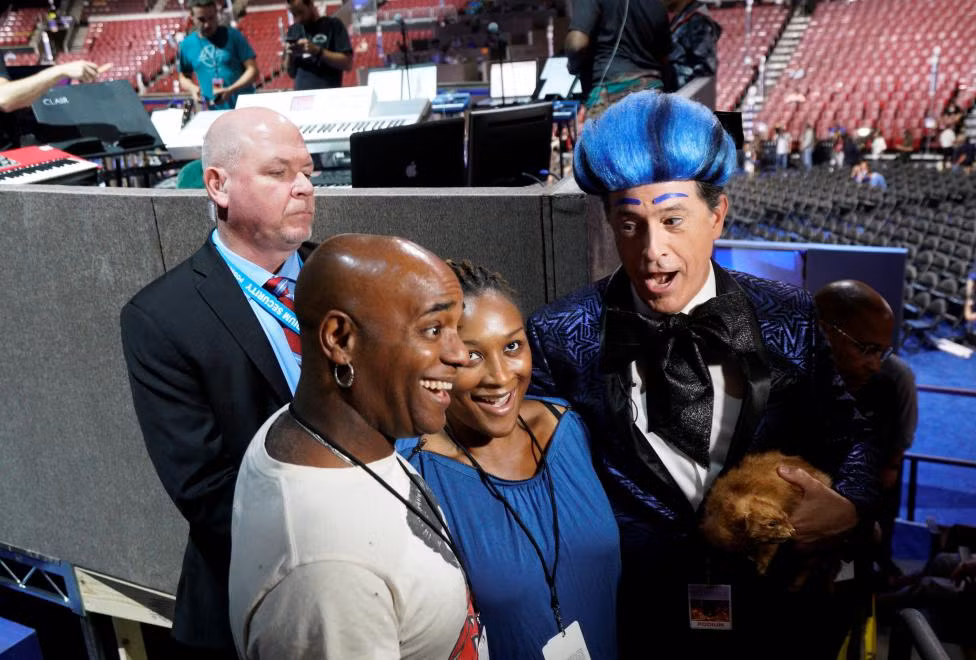 Người dẫn chương trình Stephen Colbert hát quốc ca cùng hai người khác gần sân khấu trước khi đại hội DNC diễn ra tại Philadelphia.