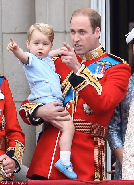 Hoàng tử William bế con trai, Hoàng tử nhí George, ở ban công cung điện Buckingham khi theo dõi sự kiện Trooping the Colour ở London ngày 13/6/2015.