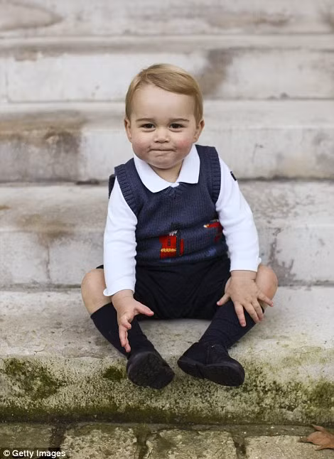Hoàng tử George ngồi trong sân tại cung điện Kensington hồi cuối tháng 11/2014.