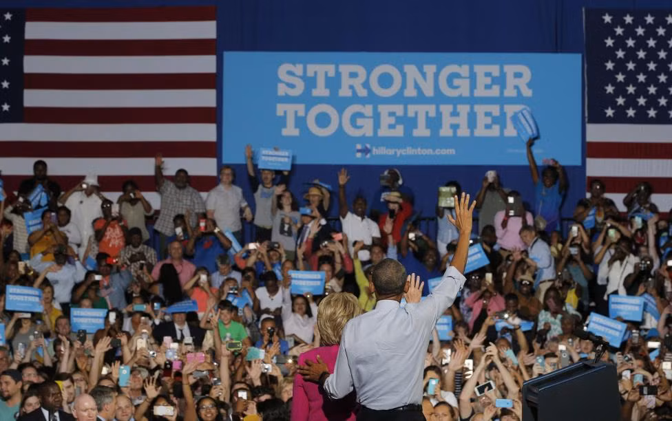 Tổng thống Obama và bà Clinton vẫy chào đám đông người ủng hộ ở Charlotte ngày 5/7.