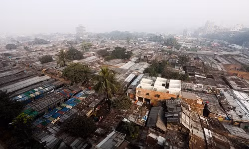 Khu nhà ổ chuột lớn Bhola Bosti, miền bắc Dhaka, được xây dựng từ 40 năm trước. Hiện tại, nơi đây có khoảng 600 hộ gia đình đang sinh sống.