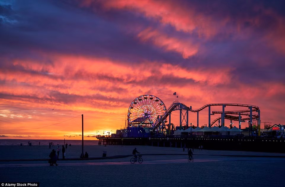 Mặt trời lặn ở bãi biển Santa Monica, California, Mỹ.