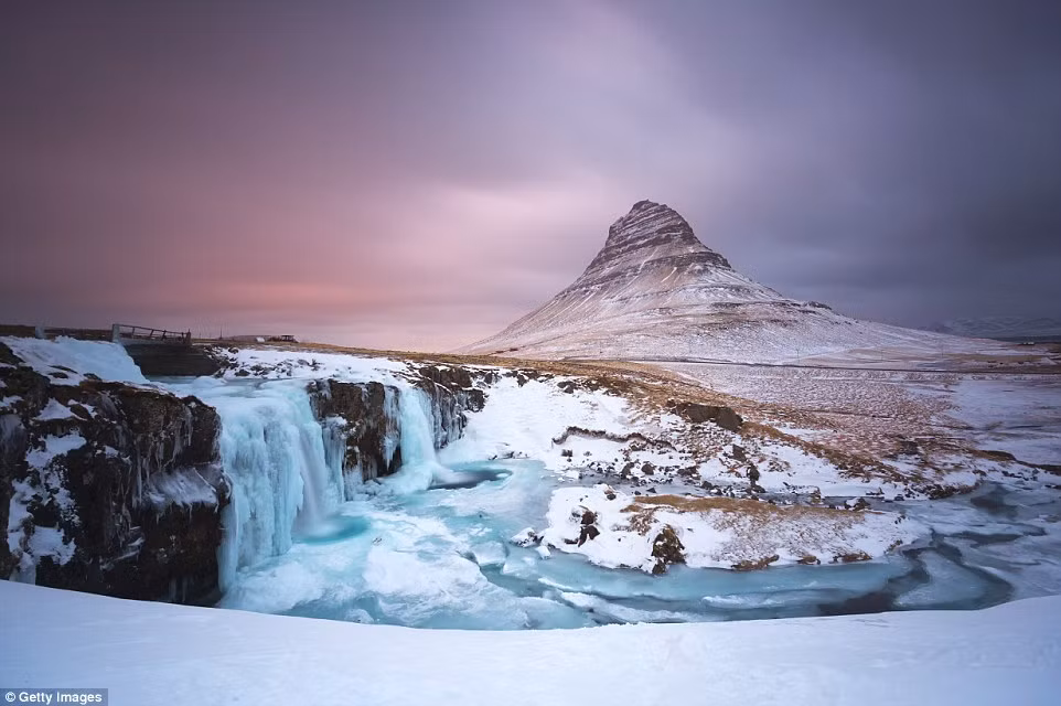 Khung cảnh ở phía sau núi Kirkjufell, bán đảo Snæfellsnes, phía tây Iceland, vào buổi chiều tà.