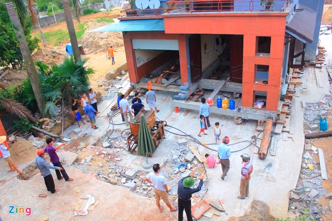 Hết ngày thứ 2, căn biệt thự di chuyển được 10 m.