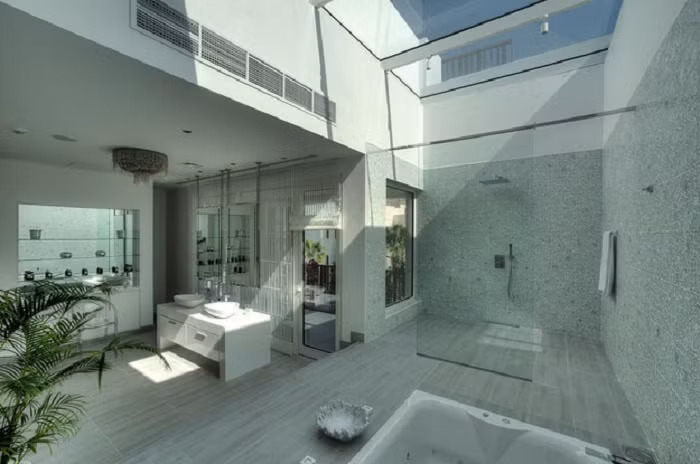 Nhà tắm ở Dubai rất rộng. Bạn có thể xây một căn hộ với ba phòng ngủ trong nhà tắm như thế này.